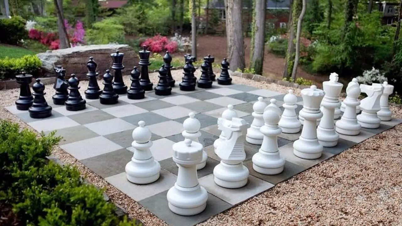 21 Outdoor Family Reunion Games 7 Giant Chess