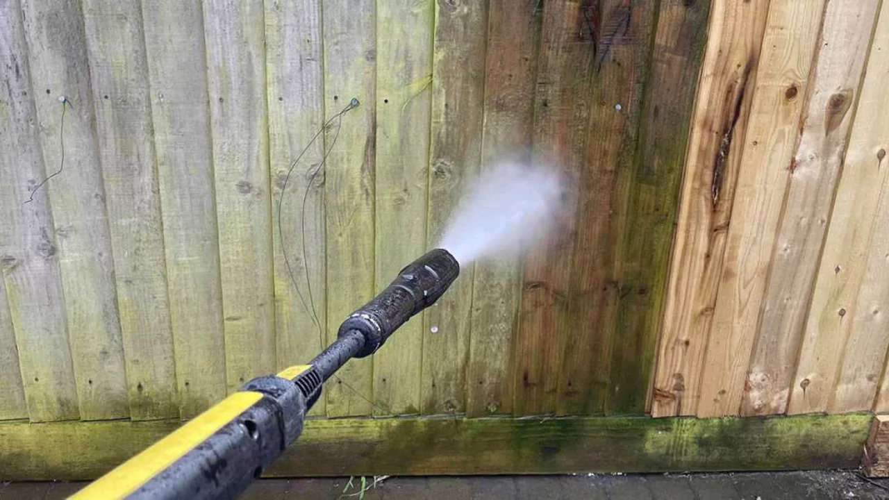 Cleaning horizontal fence