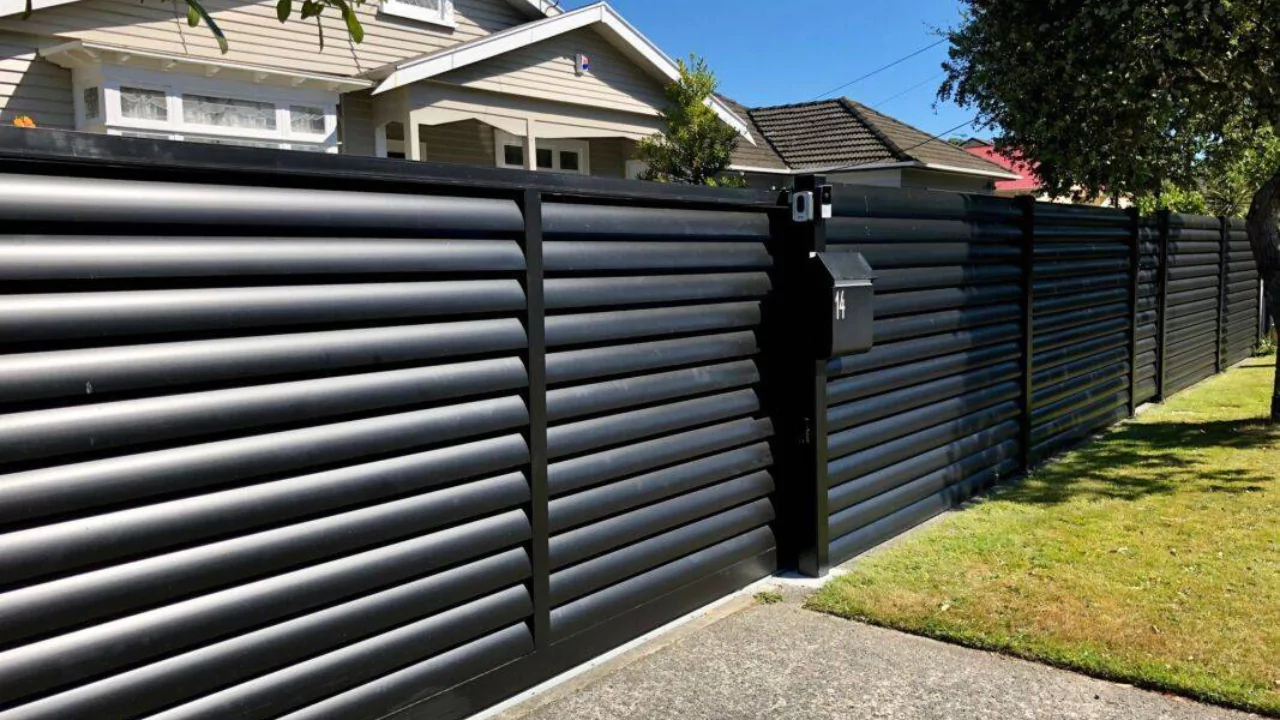 Horizontal louvered fence