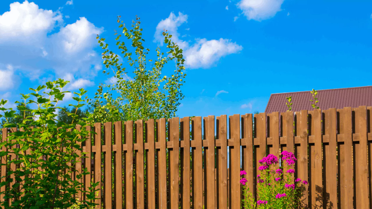 Terraced horizontal wood fence