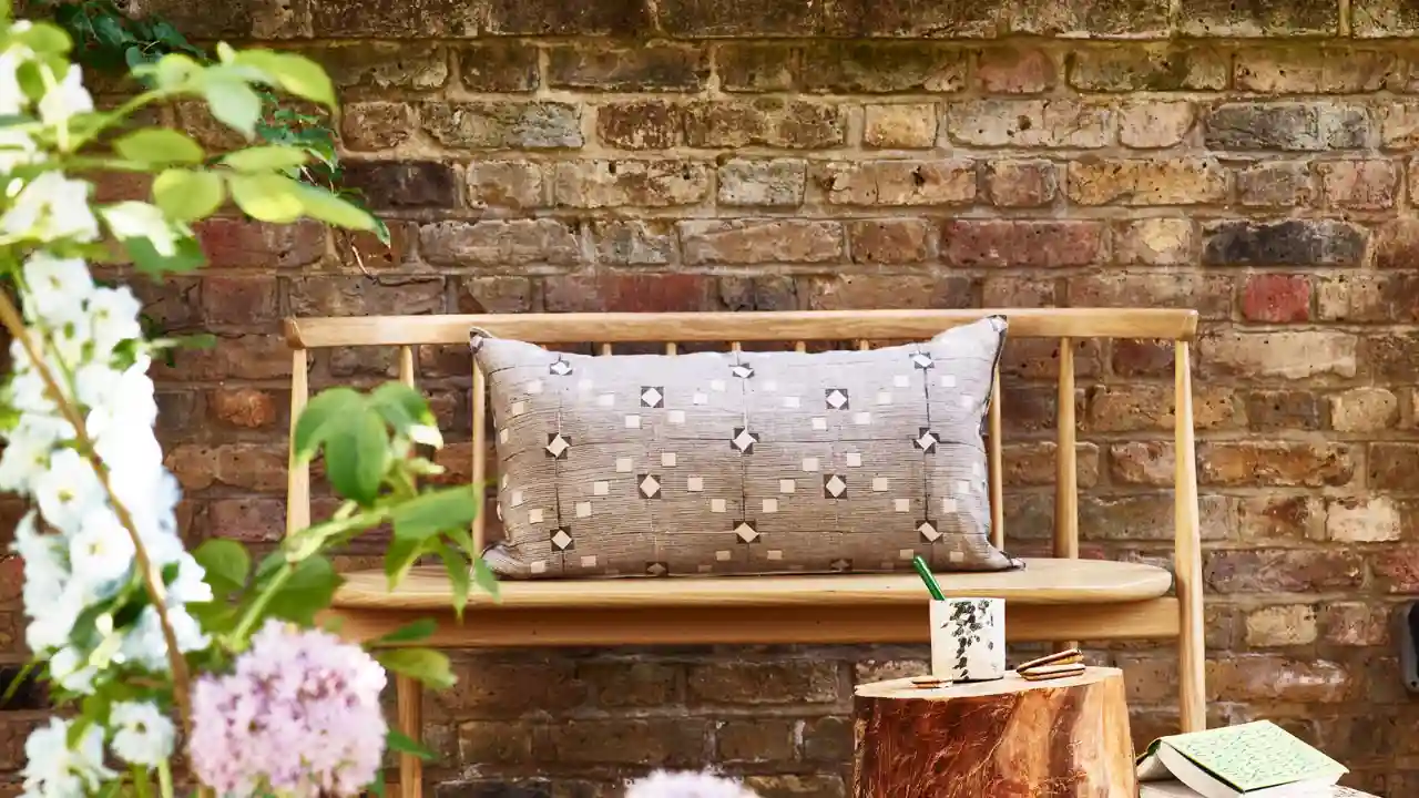 What Is The Best Wood For Garden Benches? 3 Weather resistant wooden bench