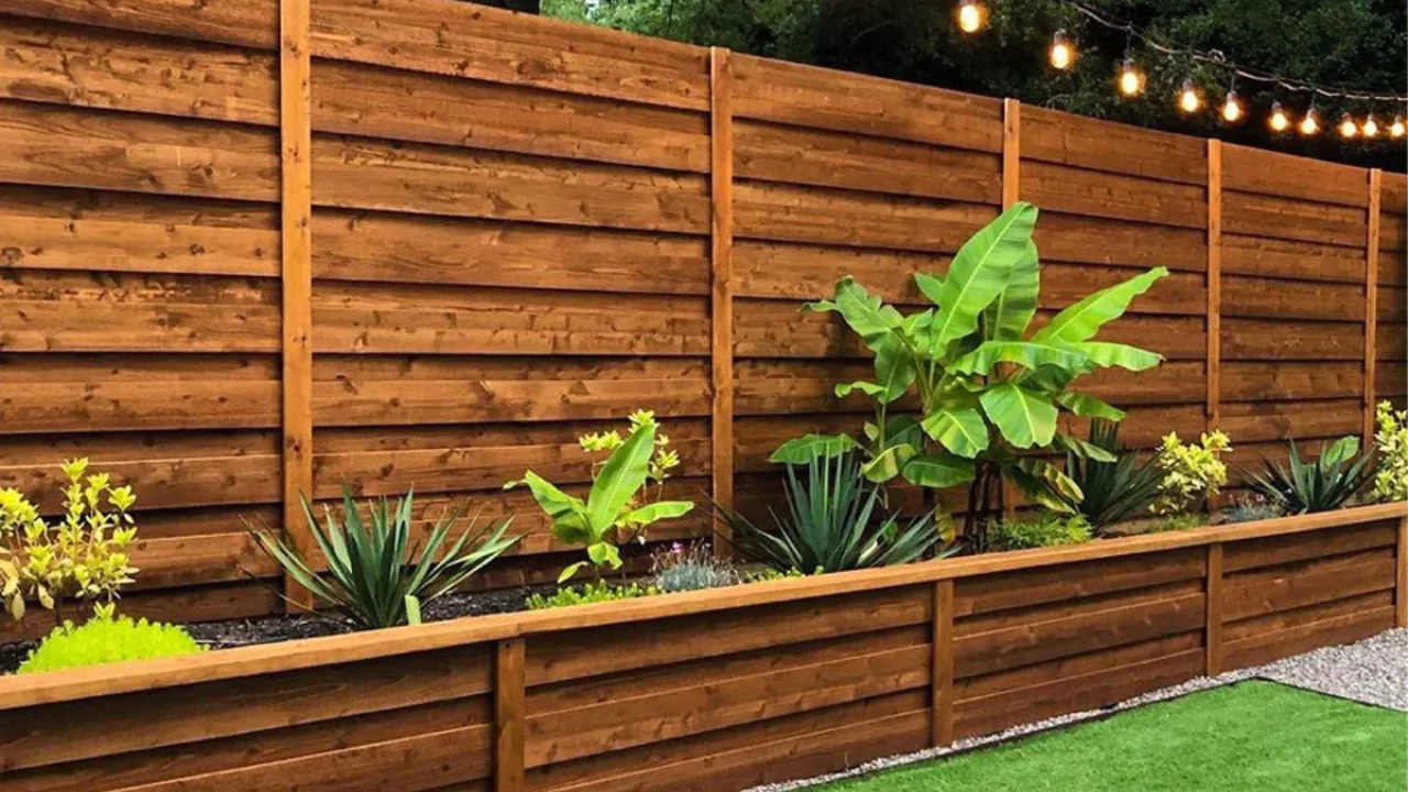 11 Stylish Horizontal Fence Ideas