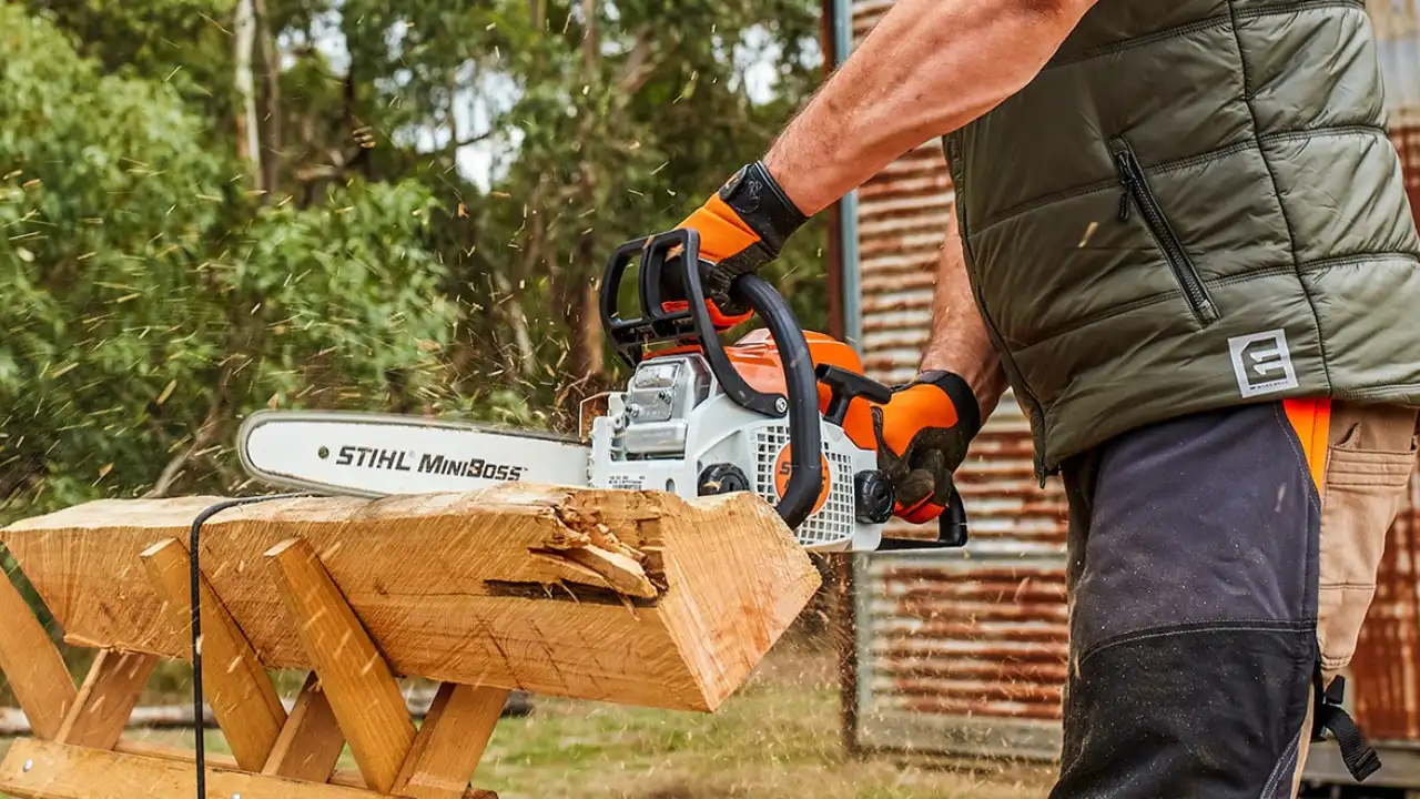 The Best Way to Store a Chainsaw Without the Oil Leaking 3 Causes a Chainsaw to leak oil 1