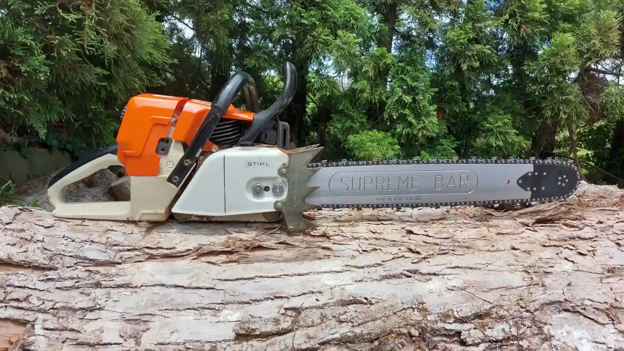 The Best Way to Store a Chainsaw Without the Oil Leaking 1 Storing chainsaw