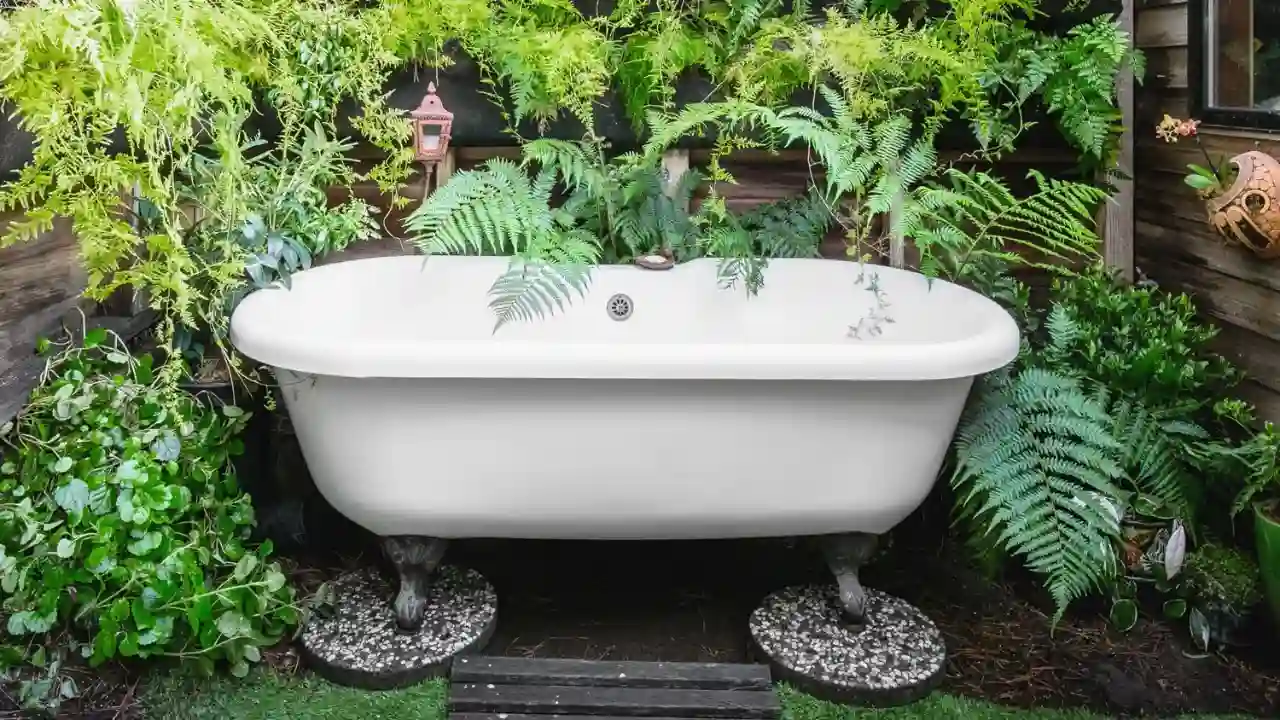 11 Amazing Outdoor Bathtub Ideas
