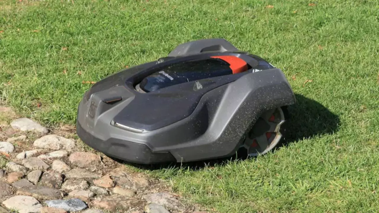 Which Robotic Mower Trims the Closest to the Edge? 2 Robotic mower functions