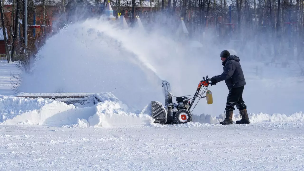 3 Best Snow Blowers For Elderly Gardeners