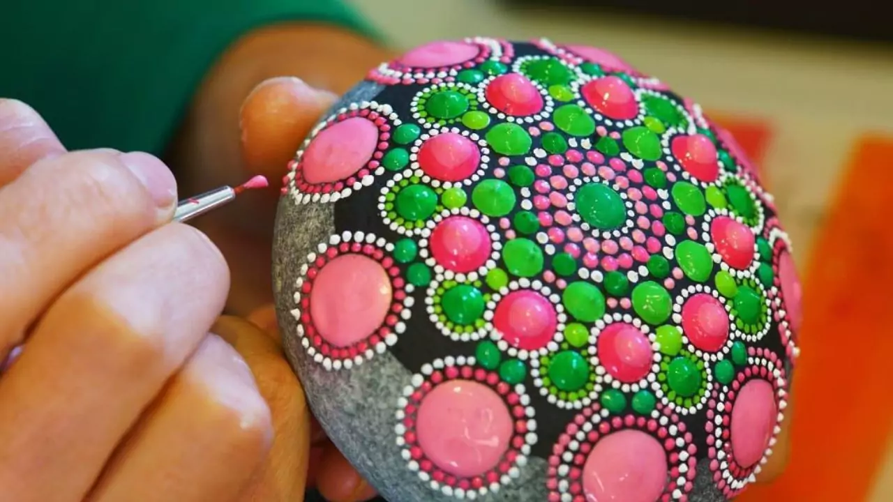 Which Paint Is Best for Garden Rocks? 4 Choosing paint for garden rocks 1