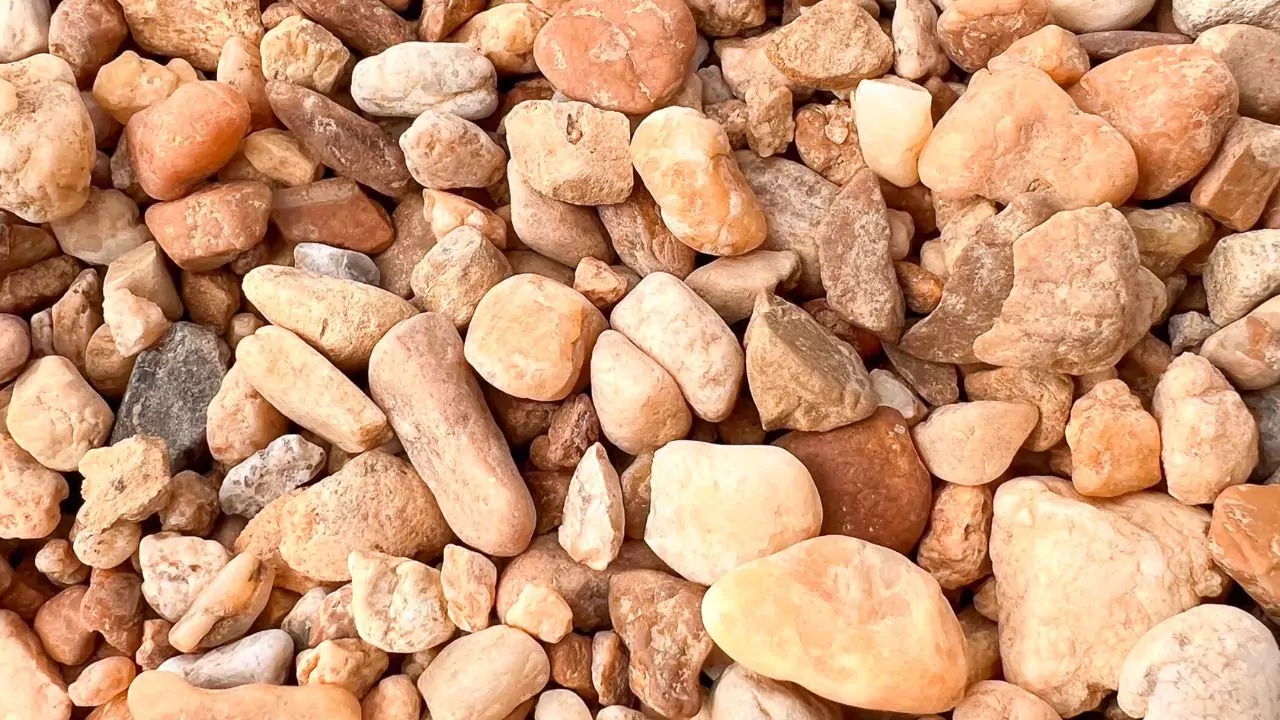 18 Cute Garden Rock Ideas: Achieving a Natural and Relaxing Landscape 3 Cream river rock