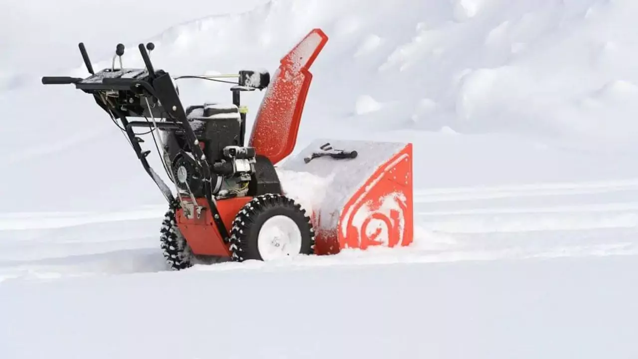 3 Best Snow Blowers For Elderly Gardeners 2 Electric snow thrower 1