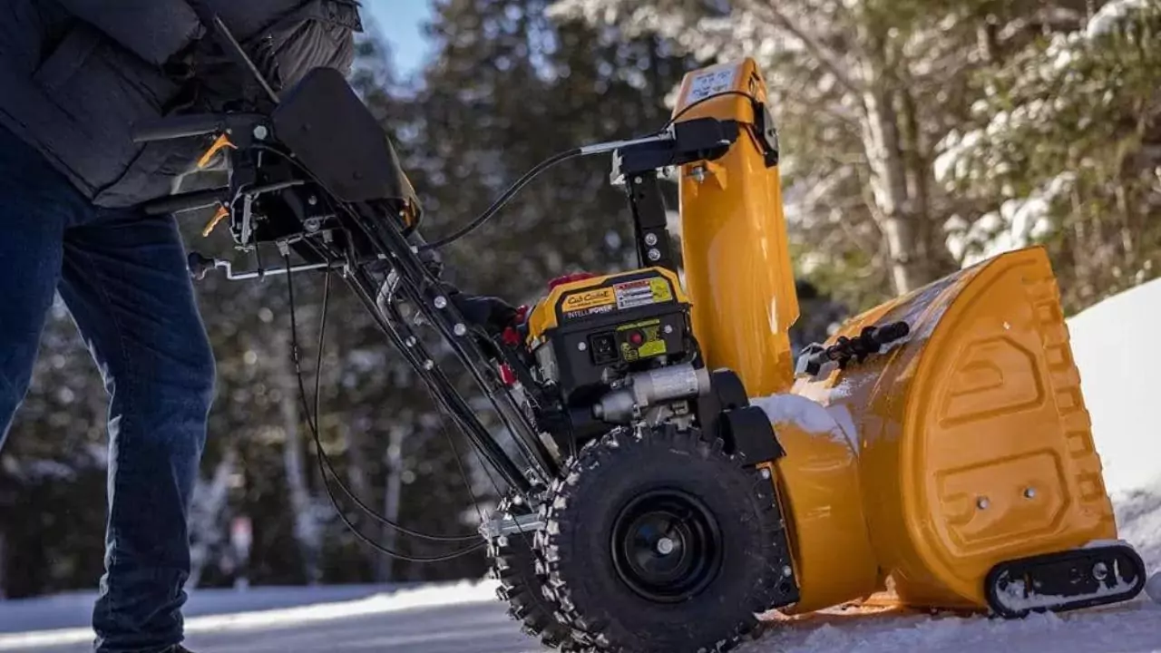 3 Best Snow Blowers For Elderly Gardeners 1 Fuel run snow blowers