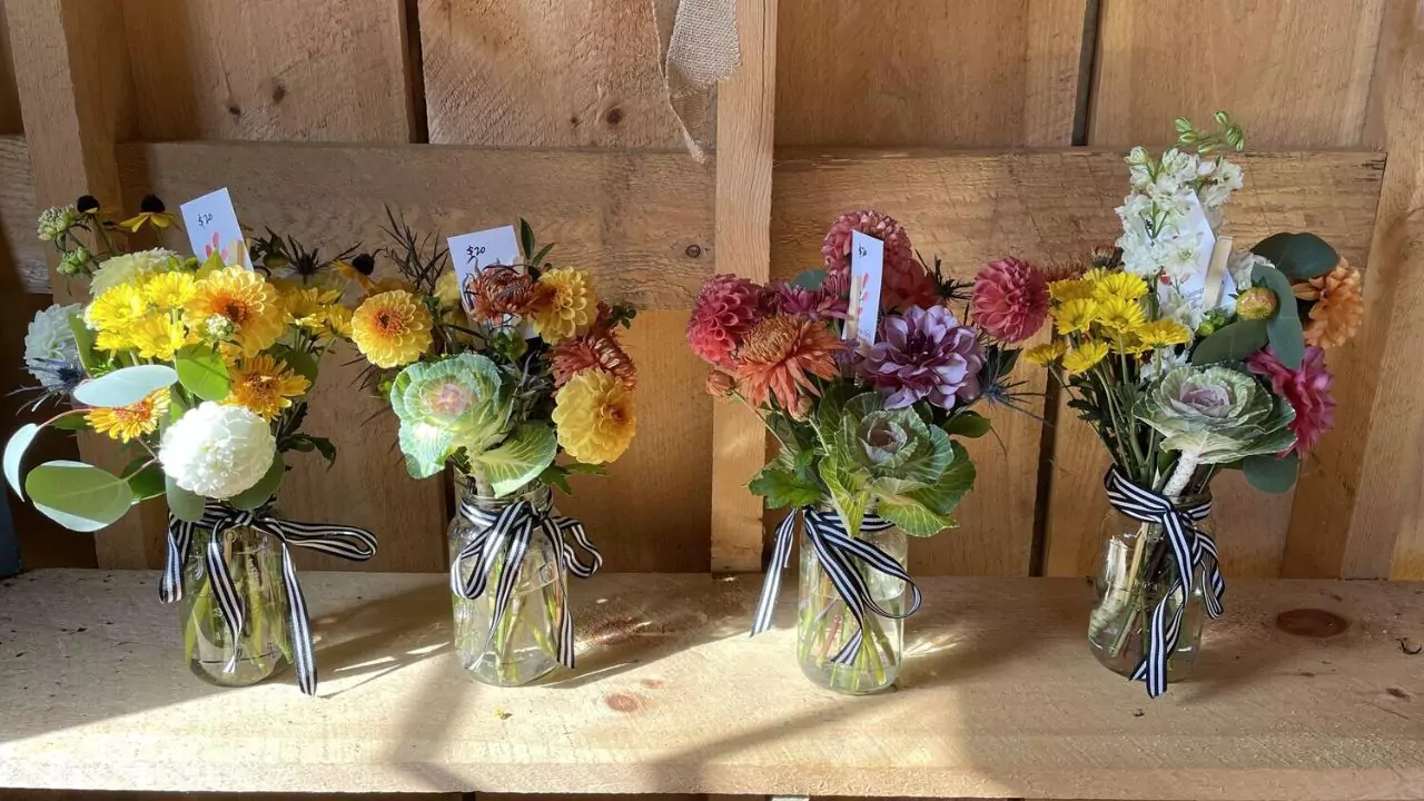Organic Wedding Flower Arrangements (Alternatives) 4 Mason jars for flowers