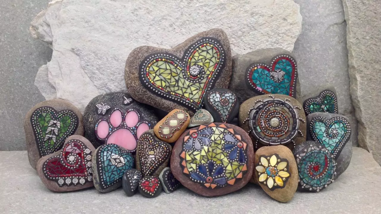18 Cute Garden Rock Ideas: Achieving a Natural and Relaxing Landscape 11 Mosaic river rock