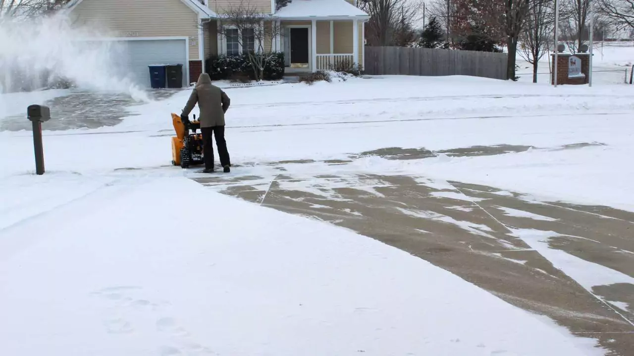 3 Best Snow Blowers For Elderly Gardeners 4 Snowblowers for elderly tips