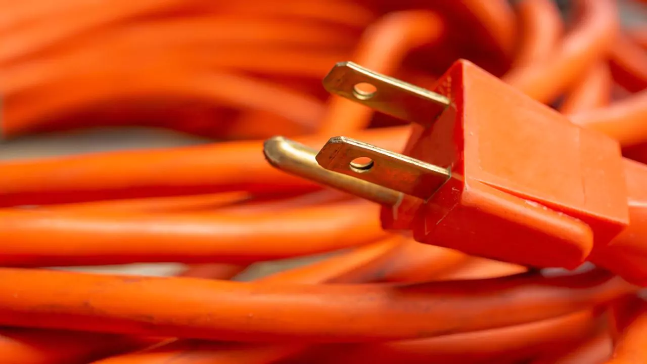 Is It Safe To Put An Extension Cord Under Your Backyard? 2 Using appropriate extension cords 1